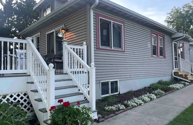 Cozy lakeside retreat with private pier and lakeside fire pit on Fox Lake!