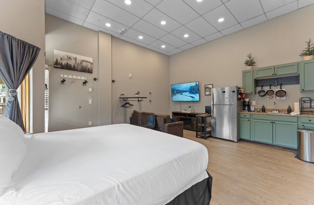 Cozy Lakeside Studio – Pool Access & Minutes from the Slopes!