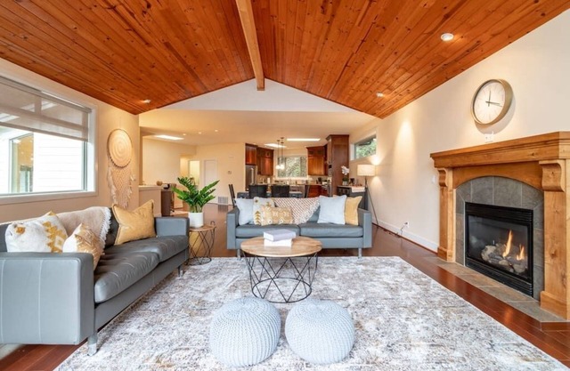 COZY Lakeview Villa w/Inside & Outside Fireplace