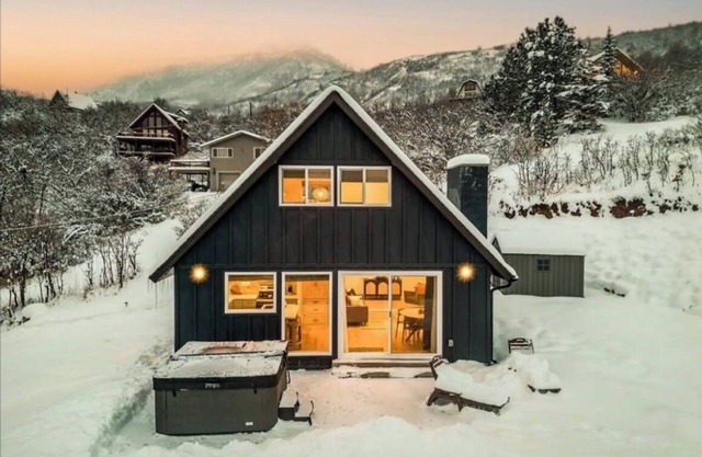 Cozy Little Cabin w/Hot Tubn