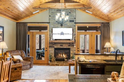 Cozy Lodge-Private Hot Tub-Walk to Lake Taneycomo-Free Attraction Tickets