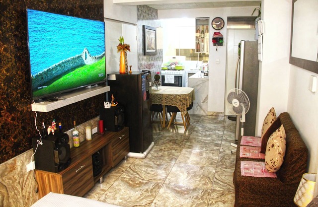 Cozy loft apartment .modern kitchen wifi, Netflix. Ideal executive home office.