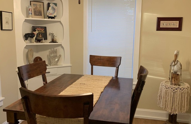 Cozy Loft Apartment.Safe quiet area. Great for singles or couplen
