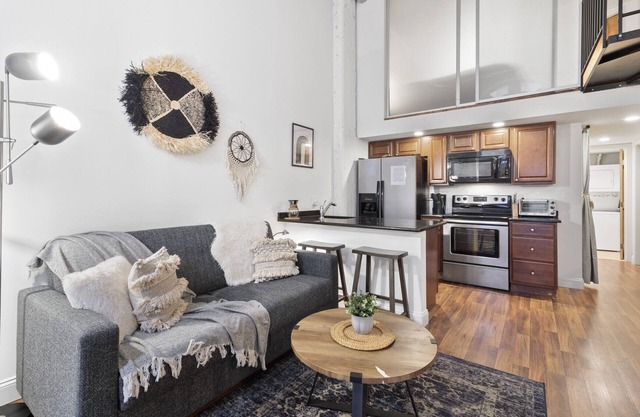 Cozy Loft Free w Gym, Garden, Wifi, Target Next Door, Central location
