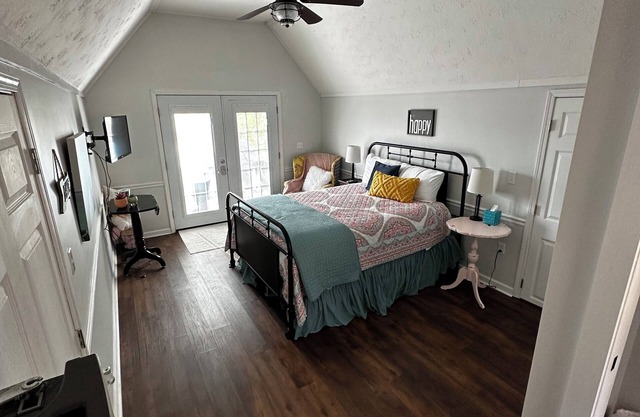 Cozy loft within walking distance of Hu’Bs. Beautiful lake view!