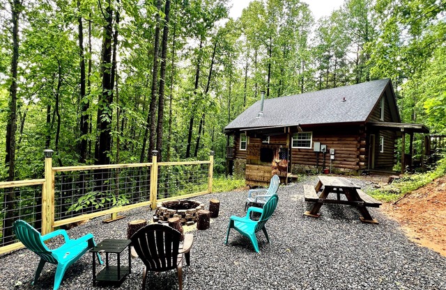 Cozy log cabin 4 minutes outside Stone Mountain!