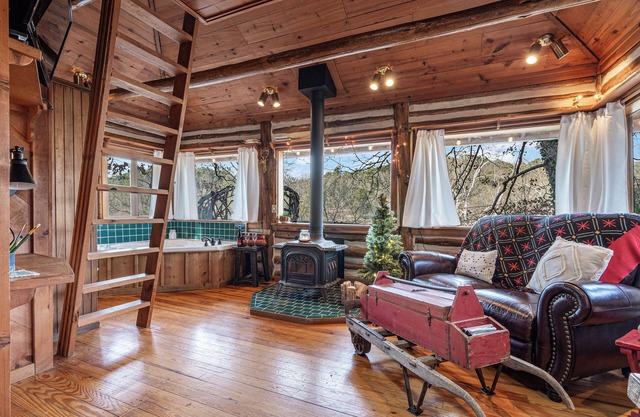 COZY LOG CABIN/LAKE LUCERNE - lake view w/tub, wood stove, 3 mi. to dwtn Eureka