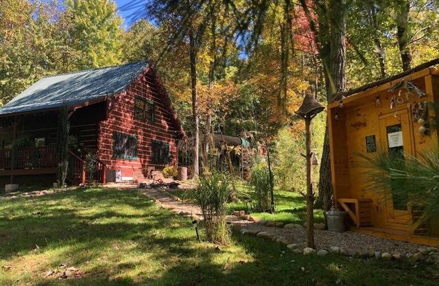 Cozy Log cabin tucked away in the Smokey Mountain, Pet friendly, Sauna, Hot Tub