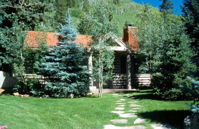 Cozy Log Cabin w/Hot Tub on Redstone Blvd, beautifully landscaped for privacy.