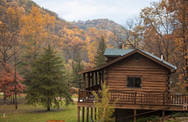 Cozy Log Cabin w/Hot Tub - King Bed - Private Acreage - Mississippi Getaway