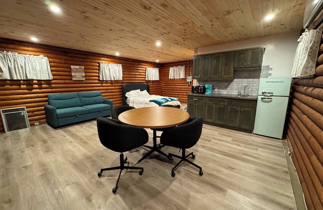 Cozy log cabin with AC and WiFi in quiet countryside and awesome night sky views