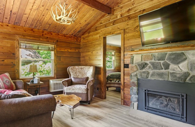 Cozy Log Cabin with Hot Tub