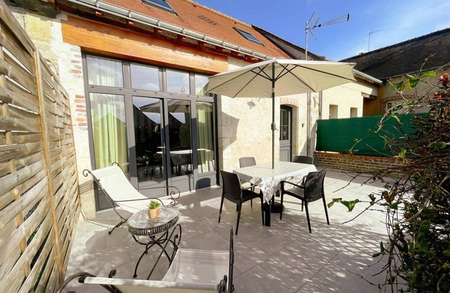 Cozy Loire Valley Retreat: Modern Comfort, Historic Charm, Near Amboise, WiFi, Secure Courtyard