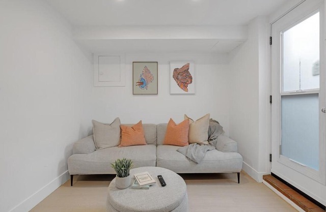 Cozy Lower Level Apartment in Trendy Neighbourhood