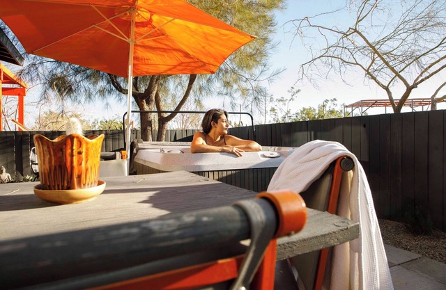 Cozy Luna Mesa cabin in serene Joshua Tree with WiFi, AC