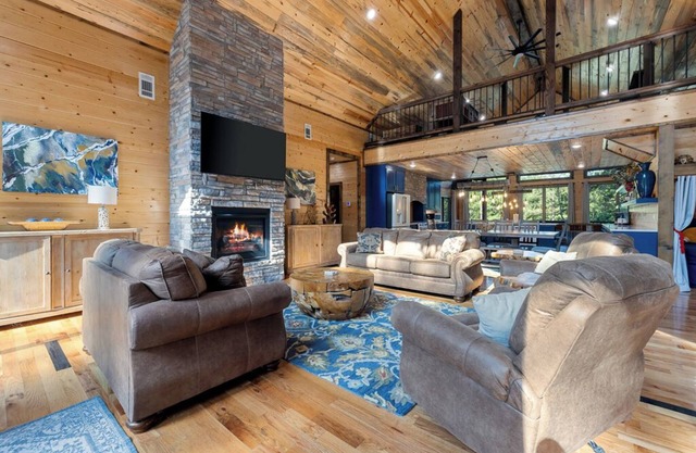 Cozy Luxe Cabin Hot Tub+Firepit