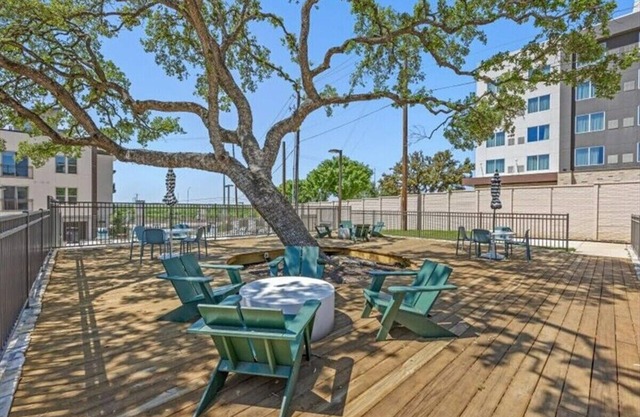 Cozy Luxe Stay w Pool, BBQ, Lounge, Gym & Parking