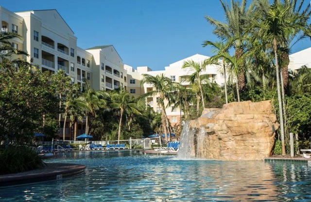 Cozy Luxury 1-bedroom condo in welcoming Weston with AC, Wifi, fitness room