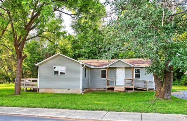 Cozy Maiden Country Home - 3 Bedroom with Backyard Deck