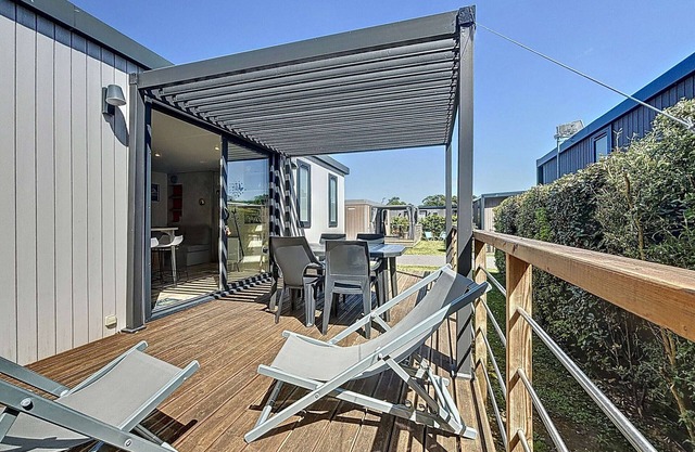 Cozy Mobile Home for 4 with 2 Baths, Terrace & Parking Near Beach