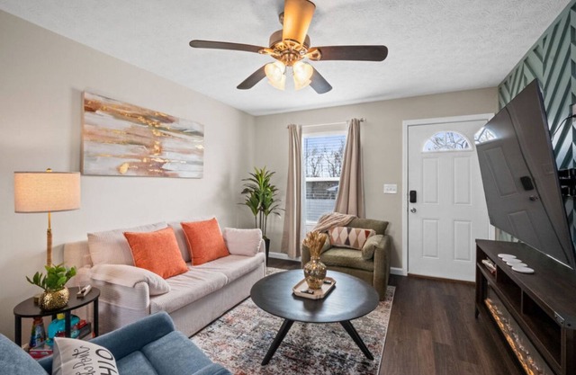 Cozy & Modern 1-Bedroom Downstairs Apartment with King Bed + Queen Sofa Bed