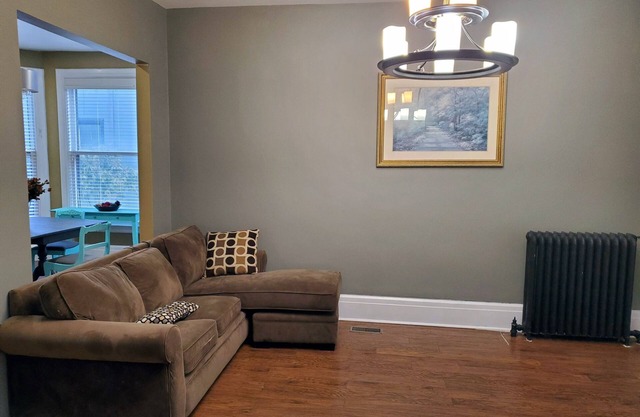 Cozy Modern 2 bed home, great location by Riverside park