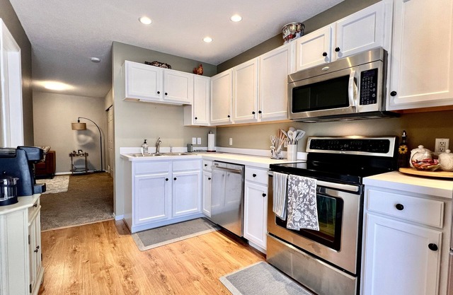 Cozy modern 2-bedroom townhome with king suite in Shakopee