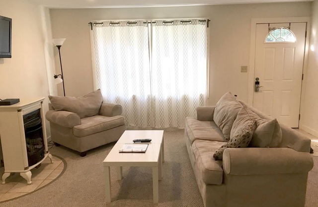 Cozy Modern Berkshires Condo (mins from Kripalu, Tanglewood, Great Barr & Lenox)