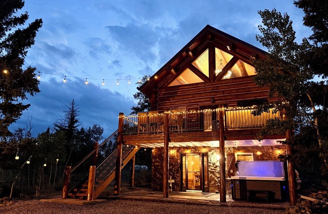 Cozy Modern Log Cabin - Hot Tub + Dog-run + Mtn View - Quick Escape from Denver
