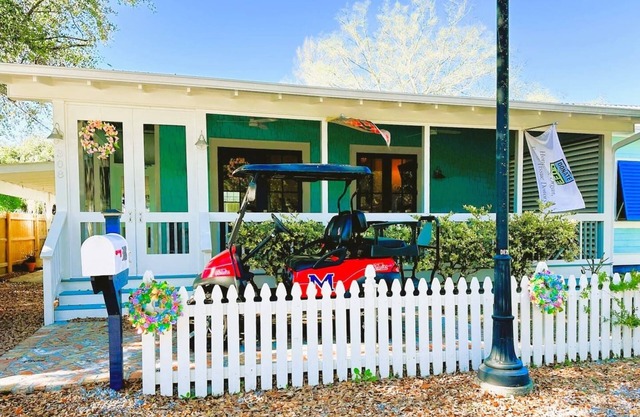 Cozy & Modern: Pet-Friendly Golf Cart!
