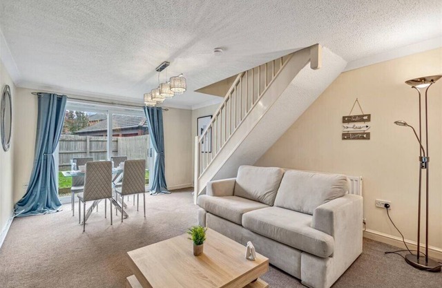 Cozy Modern Terraced House Near the City