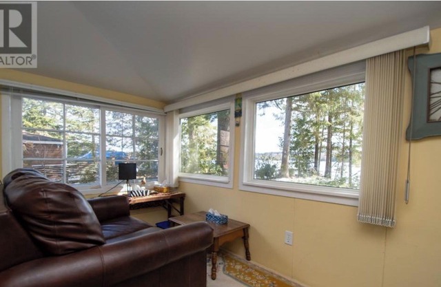 Cozy, Modern Year-Round Lakefront Cottage with 100ft Shoreline and Stunning View