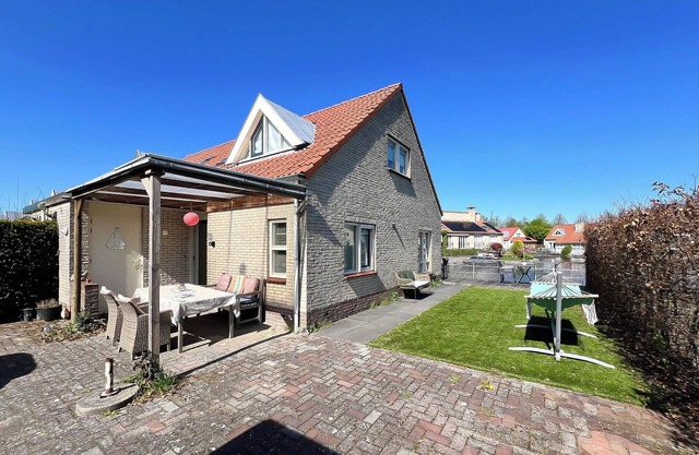 Cozy, modernly furnished holiday home with a nice terrace and a jetty