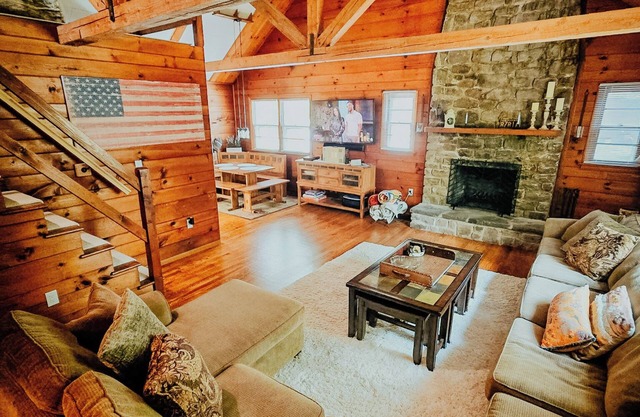 Cozy Mountain Cabin! Bring Your Pup, Charge Your Car, Cruise the Cart!