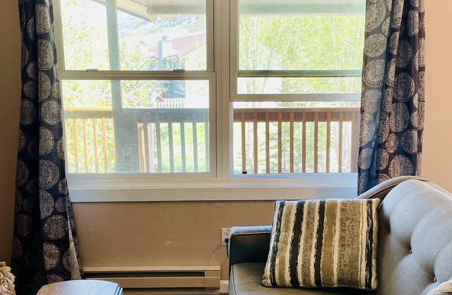 Cozy mountain get-away near walk/bike trails!