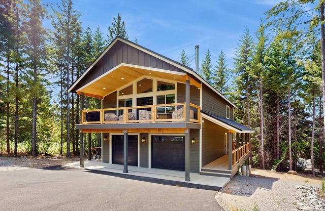 Cozy Mountain Getaway, New Build with Modern Comforts – Near Lake Cle Elum