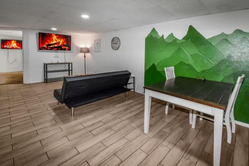 Cozy Mountain-Inspired Lower Unit in Denver
