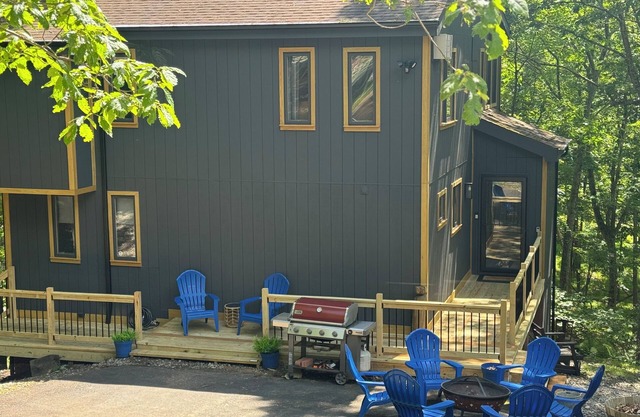 Cozy Mountain Lodge, Pool Table, Back Deck, Fire pit. Pet Friendly!