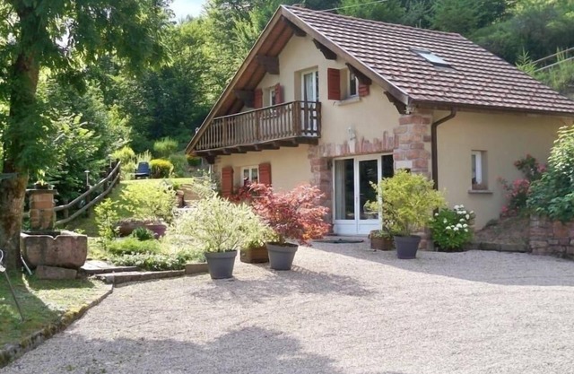 Cozy Mountain Retreat in Lubine: 2BR, Wi-Fi, Fireplace, Near Ski Resorts & Hiking Trails