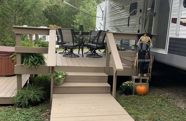 Cozy newly remodeled camper with hot tub and fire pit close to hiking/kayaking