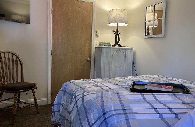 Cozy Newmarket Escape! Wine & WiFi! Full Kitchen!