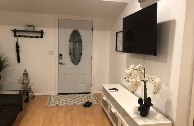 Cozy Northridge Apartment Near CSUN, Transportation, and Shopping
