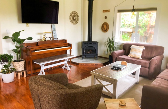 Cozy NW inspired home. Walking distance to parks, food, coffee shops, breweries!