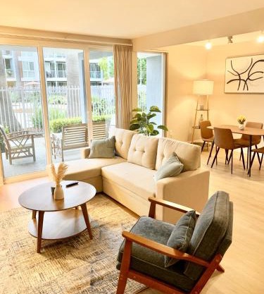 Cozy Oceanfront Pool view Condo in Marina Del Rey
