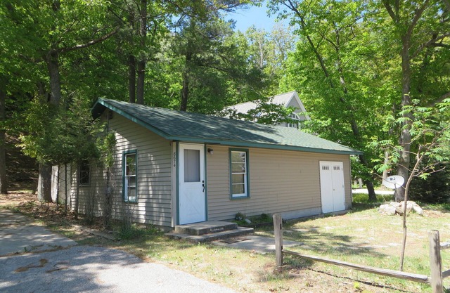 Cozy One Bedroom Cottage Across From Portage Lake & Steps From Lake Michigan