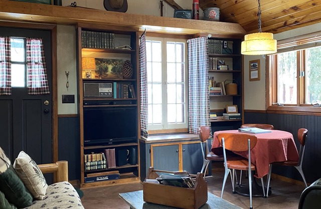Cozy one bedroom Hideaway Resort cabin #6