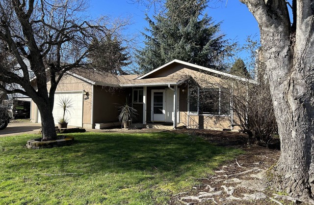 Cozy Oregon home located close to airport and all local nattractions .