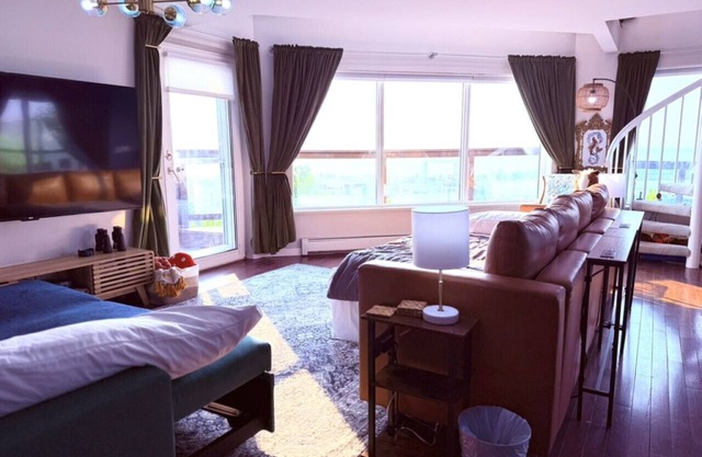 Cozy Panoramic Lake and Lift Bridge Views