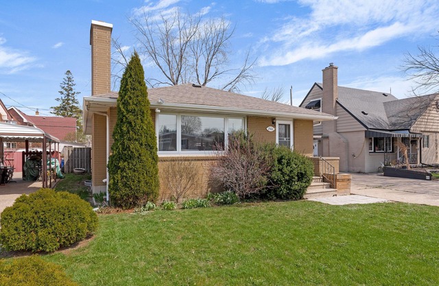 Cozy & Pet Friendly 2BR w/parking, mins from highway.