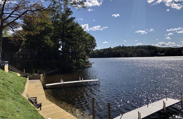 Cozy pet-friendly cabin w dock, kayaks, bikes